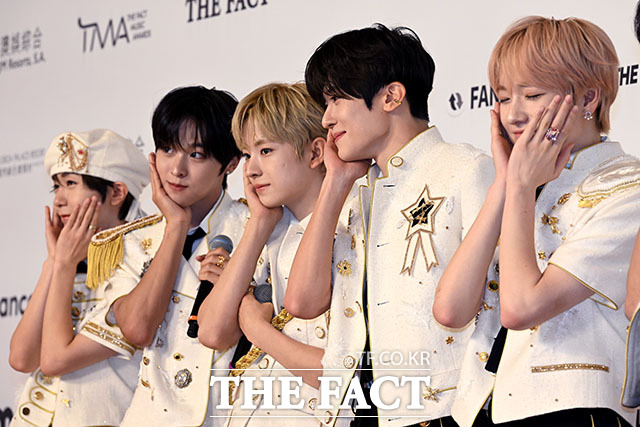<더팩트>가 주최하고 팬앤스타와 더스퀘어이엔엠이 주관하는 2025 더팩트 뮤직 어워즈(THE FACT MUSIC AWARDS, TMA)가 20일 오후 마카오 아웃도어 퍼포먼스 베뉴에서 열린 가운데 그룹 엔시티 위시(NCT WISH)의 료, 리쿠, 유우시, 시온, 사쿠야(왼쪽부터)가 레드카펫을 밟고 있다. /배정한 기자