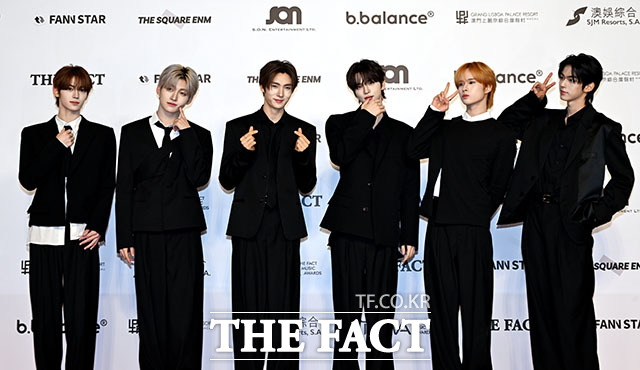 <더팩트>가 주최하고 팬앤스타와 더스퀘어이엔엠이 주관하는 2025 더팩트 뮤직 어워즈(THE FACT MUSIC AWARDS, TMA)가 20일 오후 마카오 아웃도어 퍼포먼스 베뉴에서 열린 가운데 그룹 투어스(TWS)의 한진과 지훈, 영재, 신유, 경민, 도훈(왼쪽부터)이 레드카펫을 밟고 있다. /마카오=이효균 기자