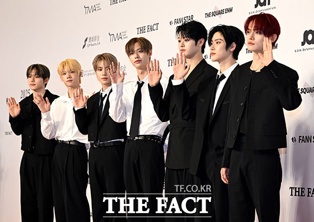<더팩트>가 주최하고 팬앤스타와 더스퀘어이엔엠이 주관하는 2025 더팩트 뮤직 어워즈(THE FACT MUSIC AWARDS, TMA)가 20일 오후 마카오 아웃도어 퍼포먼스 베뉴에서 열린 가운데 그룹 클로즈 유어 아이즈(CLOSE YOUR EYES)의 서경배와 켄신, 송승호, 김성민, 마징시앙, 장여준, 전민욱(왼쪽부터)이 레드카펫을 밟고 있다.  /배정한 기자
