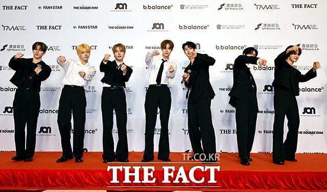 <더팩트>가 주최하고 팬앤스타와 더스퀘어이엔엠이 주관하는 2025 더팩트 뮤직 어워즈(THE FACT MUSIC AWARDS, TMA)가 20일 오후 마카오 아웃도어 퍼포먼스 베뉴에서 열린 가운데 그룹 클로즈 유어 아이즈(CLOSE YOUR EYES)의 서경배와 켄신, 송승호, 김성민, 마징시앙, 장여준, 전민욱(왼쪽부터)이 레드카펫을 밟고 있다.  /이효균 기자