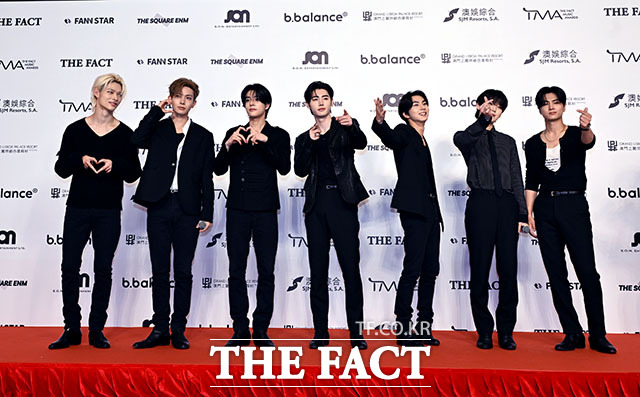 <더팩트>가 주최하고 팬앤스타와 더스퀘어이엔엠이 주관하는 2025 더팩트 뮤직 어워즈(THE FACT MUSIC AWARDS, TMA)가 20일 오후 마카오 아웃도어 퍼포먼스 베뉴에서 열린 가운데 그룹 엔하이픈(ENHYPEN)의 니키와 희승, 제이크, 성훈, 정원, 선우, 제이(왼쪽부터)가 레드카펫을 밟고 있다.