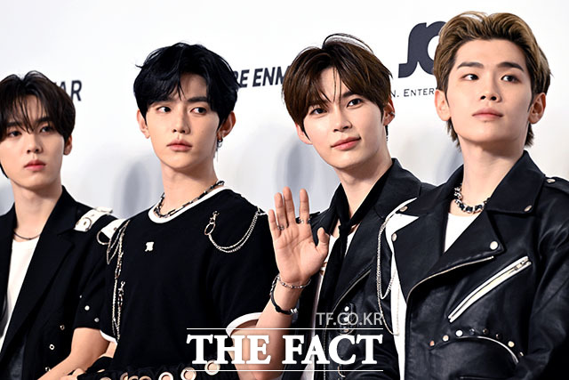 손 흔드는 성한빈(왼쪽에서 세번째).