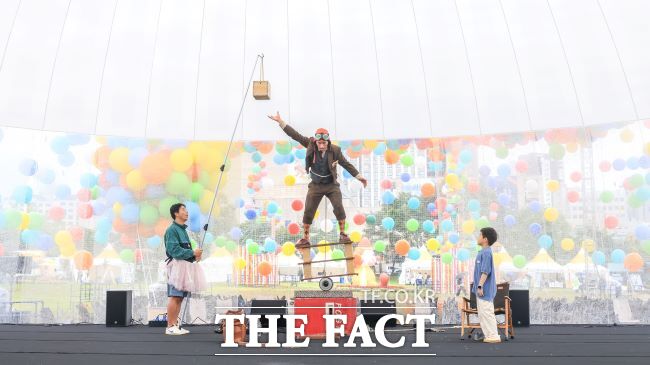 루넬 포스트맨 공연 모습./과천시