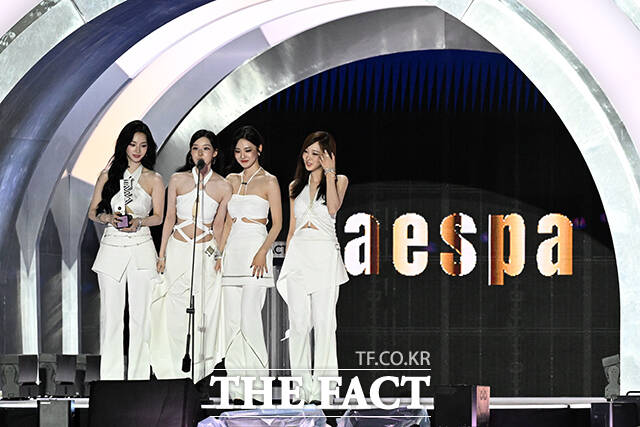 <더팩트>가 주최하고 팬앤스타와 더스퀘어이엔엠이 주관하는 2025 더팩트 뮤직 어워즈(THE FACT MUSIC AWARDS, TMA)가 20일 오후 마카오 아웃도어 퍼포먼스 베뉴에서 열린 가운데 그룹 에스파가 올해의 아티스트를 수상하고 있다. /마카오=서예원 기자