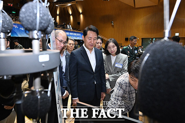 오세훈 시장이 20일 이재명 정부를 비판했다. 오 서울시장이 지난 17일 오후 서울 중구 서울시청에서 열린 서울시 안보포럼에서 대드론 장비를 살펴보고 있다. /서예원 기자