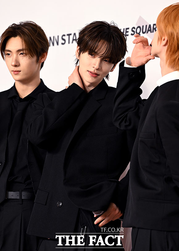 <더팩트>가 주최하고 팬앤스타와 더스퀘어이엔엠이 주관하는 2025 더팩트 뮤직 어워즈(THE FACT MUSIC AWARDS, TMA)가 20일 오후 마카오 아웃도어 퍼포먼스 베뉴에서 열린 가운데 그룹 투어스(TWS)의 영재, 신유, 경민(왼쪽부터)이 레드카펫을 밟고 있다. /이효균 기자