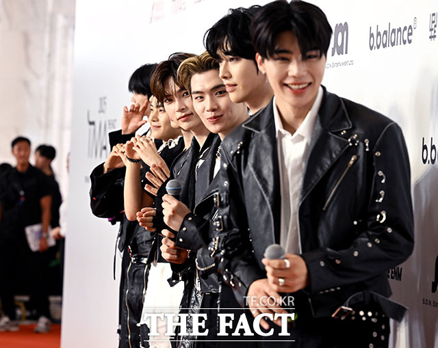 밝은 표정의 그룹 제로베이스원.