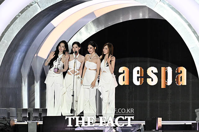 [더팩트ㅣ마카오=서예원 기자] <더팩트>가 주최하고 팬앤스타와 더스퀘어이엔엠이 주관하는 2025 더팩트 뮤직 어워즈(THE FACT MUSIC AWARDS, TMA)가 20일 오후 마카오 아웃도어 퍼포먼스 베뉴에서 열린 가운데 그룹 에스파가 올해의 아티스트를 수상하고 있다. /마카오=서예원 기자