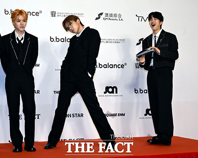 보이넥스트도어(BOYNEXTDOOR)의 운학(가운데)이 재밌는 포즈를 취하고 있다.