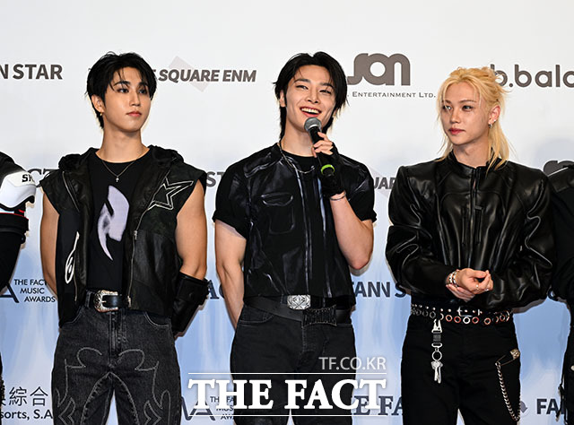 <더팩트>가 주최하고 팬앤스타와 더스퀘어이엔엠이 주관하는 2025 더팩트 뮤직 어워즈(THE FACT MUSIC AWARDS, TMA)가 20일 오후 마카오 아웃도어 퍼포먼스 베뉴에서 열린 가운데 그룹 스트레이 키즈(Stray Kids)의 한, 아이엔, 필릭스(왼쪽부터)가 레드카펫을 밟고 있다. /마카오=이효균 기자