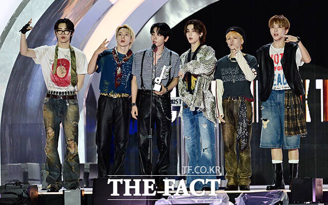 보이넥스트도어(BOYNEXTDOOR)가 2025 TMA에서 월드 베스트 웨이브(WORLD BEST WAVE)를 수상하며 2관왕에 올랐다. <더팩트>가 주최하고 팬앤스타와 더스퀘어이엔엠이 주관하는 2025 더팩트 뮤직 어워즈(THE FACT MUSIC AWARDS, TMA)가 20일 오후 마카오 아웃도어 퍼포먼스 베뉴에서 열린 가운데 올해의 아티스트를 수상한 보이넥스트도어가 소감을 밝히고 있다. /마카오=임영무 기자