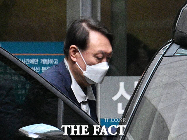 특검 출범을 앞두고 우울증을 이유로 입원한 김건희 여사와 윤석열 전 대통령이 27일 오후 서울 송파구 서울아산병원에서 퇴원하고 있다. /박헌우 기자