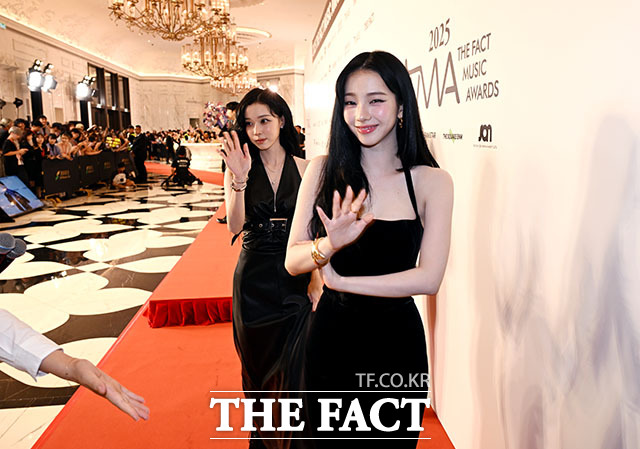 손 흔드는 카리나.