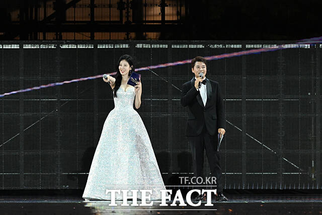 <더팩트>가 주최하고 팬앤스타와 더스퀘어이엔엠이 주관하는 2025 더팩트 뮤직 어워즈(THE FACT MUSIC AWARDS, TMA)가 20일 오후 마카오 아웃도어 퍼포먼스 베뉴에서 열린 가운데 소녀시대 서현(왼쪽)과 방송인 전현무가 진행을 하고 있다. /마카오=서예원 기자