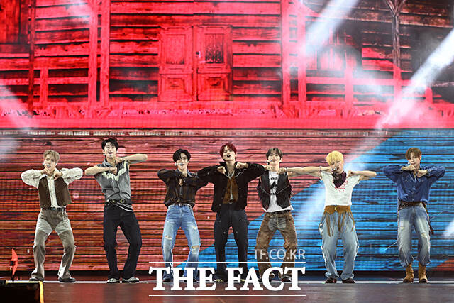 <더팩트>가 주최하고 팬앤스타와 더스퀘어이엔엠이 주관하는 2025 더팩트 뮤직 어워즈(THE FACT MUSIC AWARDS, TMA)가 20일 오후 마카오 아웃도어 퍼포먼스 베뉴에서 열린 가운데 그룹 클로즈 유어 아이즈(CLOSE YOUR EYES)가 화려한 무대를 펼치고 있다. /마카오=서예원 기자