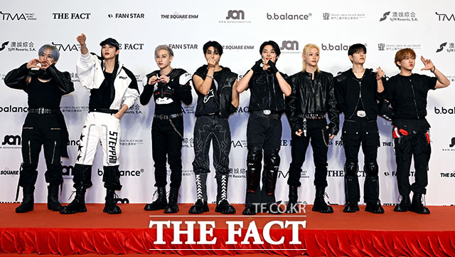 <더팩트>가 주최하고 팬앤스타와 더스퀘어이엔엠이 주관하는 2025 더팩트 뮤직 어워즈(THE FACT MUSIC AWARDS, TMA)가 20일 오후 마카오 아웃도어 퍼포먼스 베뉴에서 열린 가운데 그룹 스트레이 키즈(Stray Kids)의 리노와 현진, 방찬, 한, 아이엔, 필릭스, 승민, 창빈(왼쪽부터)이 레드카펫을 밟고 있다. /마카오=이효균 기자
