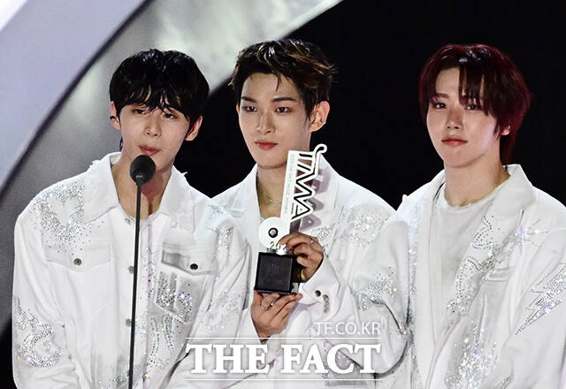 <더팩트>가 주최하고 팬앤스타와 더스퀘어이엔엠이 주관하는 2025 더팩트 뮤직 어워즈(THE FACT MUSIC AWARDS, TMA)가 20일 오후 마카오 아웃도어 퍼포먼스 베뉴에서 열린 가운데 핫티스트를 수상한 아홉의 서정우(왼쪽)가 소감을 밝히고 있다. /마카오=임영무 기자