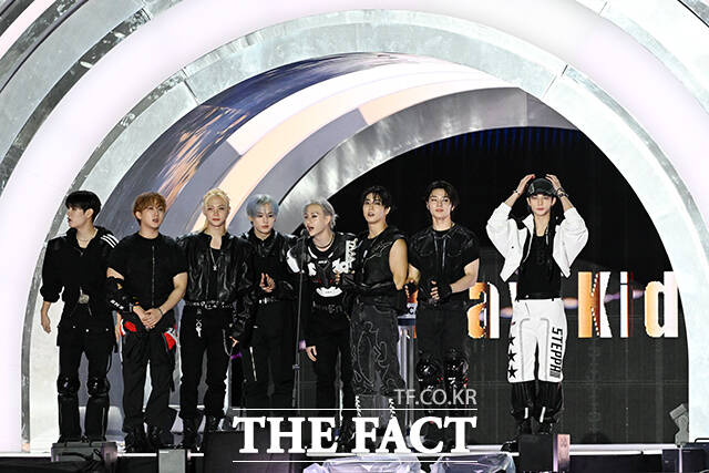 <더팩트>가 주최하고 팬앤스타와 더스퀘어이엔엠이 주관하는 2025 더팩트 뮤직 어워즈(THE FACT MUSIC AWARDS, TMA)가 20일 오후 마카오 아웃도어 퍼포먼스 베뉴에서 열린 가운데 그룹 스트레이 키즈가 올해의 아티스트를 수상하고 있다. /마카오=서예원 기자