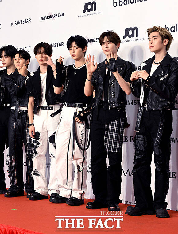 그룹 제로베이스원(ZEROBASEONE)의 김지웅, 석매튜, 한유진, 장하오, 성한빈, 김태래(왼쪽부터)이 레드카펫을 밟고 있다. /배정한 기자