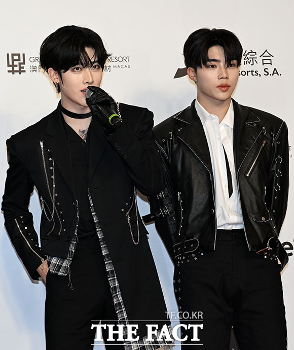 소감 밝히는 (ZEROBASEONE)의 리키(왼쪽)와 박건욱.