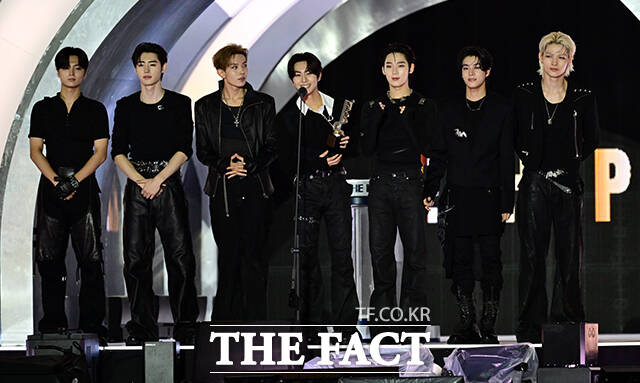 <더팩트>가 주최하고 팬앤스타와 더스퀘어이엔엠이 주관하는 2025 더팩트 뮤직 어워즈(THE FACT MUSIC AWARDS, TMA)가 20일 오후 마카오 아웃도어 퍼포먼스 베뉴에서 열린 가운데 올해의 아티스트상을 수상한 엔하이픈 정원이 소감을 밝히고 있다. /마카오=임영무 기자