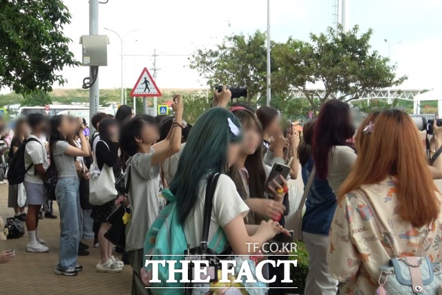 TMA 사상 처음 마카오 야외 무대에서 펼쳐지는 공연을 보기 위해 기다리고 있는 글로벌 팬들./마카오=김민지 기자