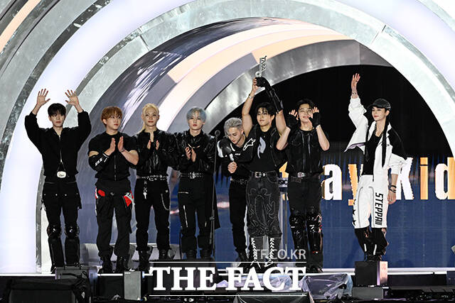 <더팩트>가 주최하고 팬앤스타와 더스퀘어이엔엠이 주관하는 2025 더팩트 뮤직 어워즈(THE FACT MUSIC AWARDS, TMA)가 20일 오후 마카오 아웃도어 퍼포먼스 베뉴에서 열린 가운데 그룹 스트레이 키즈가 올해의 아티스트를 수상하고 있다. /마카오=서예원 기자