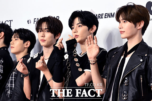 포즈 취하는 그룹 제로베이스원(ZEROBASEONE)의 석매튜, 한유진, 장하오, 성한빈(왼쪽부터). /배정한 기자