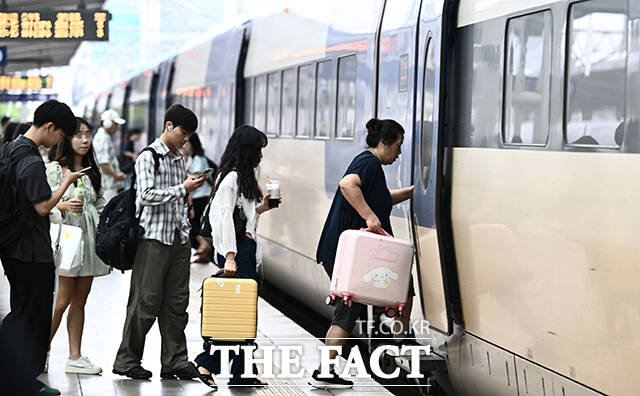 한국철도공사(코레일)는 20일 추석 특별 할인상품 및 추석 승차권 결제 페이백 이벤트를 진행한다고 밝혔다. 지난해 9월 13일 오전 서울 용산구 서울역에서 시민들이 귀성길에 오르고 있는 모습. /박헌우 기자