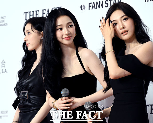 <더팩트>가 주최하고 팬앤스타와 더스퀘어이엔엠이 주관하는 2025 더팩트 뮤직 어워즈(THE FACT MUSIC AWARDS, TMA)가 20일 오후 마카오 아웃도어 퍼포먼스 베뉴에서 열린 가운데 그룹 에스파(aespa)의 카리나가 인터뷰를 하고 있다. /배정한 기자