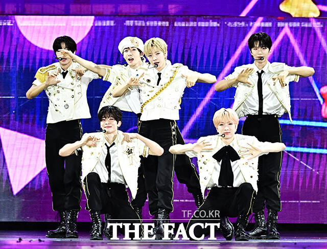 [더팩트ㅣ마카오=배정한 기자] <더팩트>가 주최하고 팬앤스타와 더스퀘어이엔엠이 주관하는 2025 더팩트 뮤직 어워즈(THE FACT MUSIC AWARDS, TMA)가 20일 오후 마카오 아웃도어 퍼포먼스 베뉴에서 열린 가운데 그룹 엔시티 위시(NCT WISH)가 화려한 무대를 펼치고 있다.