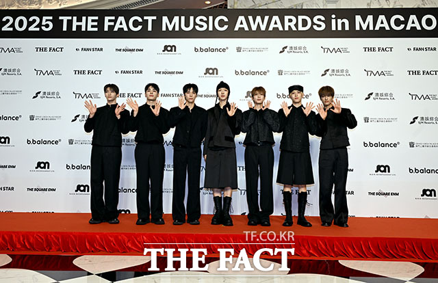 <더팩트>가 주최하고 팬앤스타와 더스퀘어이엔엠이 주관하는 2025 더팩트 뮤직 어워즈(THE FACT MUSIC AWARDS, TMA)가 20일 오후 마카오 아웃도어 퍼포먼스 베뉴에서 열린 가운데 그룹 넥스지(NEXZ)의 유우와 하루, 소 건, 토모야, 유키, 휴이, 세이타(왼쪽부터)가 레드카펫을 밟고 있다. /이효균 기자