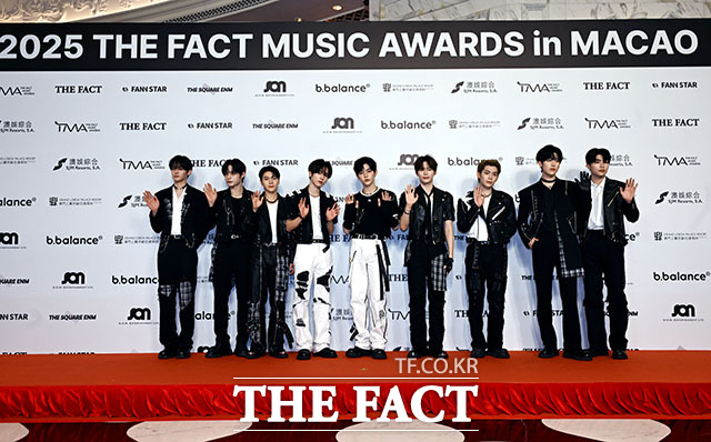 <더팩트>가 주최하고 팬앤스타와 더스퀘어이엔엠이 주관하는 2025 더팩트 뮤직 어워즈(THE FACT MUSIC AWARDS, TMA)가 20일 오후 마카오 아웃도어 퍼포먼스 베뉴에서 열린 가운데 그룹 제로베이스원(ZEROBASEONE)의 김규빈과 김지웅, 석매튜, 한유진, 장하오, 성한빈, 김태래, 리키, 박건욱(왼쪽부터)이 레드카펫을 밟고 있다. /이효균 기자