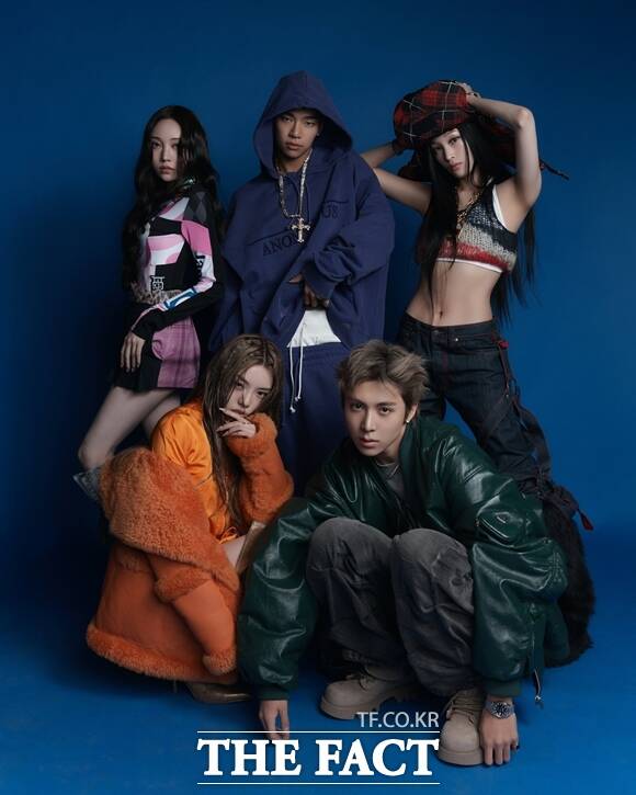 올데이 프로젝트(애니·타잔·베일리·우찬·영서)는 20일 오후 7시(현지 시각) 마카오 아웃도어 퍼포먼스 베뉴(Macao Outdoor Performance Venue, 澳門戶外表演區)에서 열린 2025 더팩트 뮤직 어워즈(THE FACT MUSIC AWARDS, TMA)에서 넥스트 리더 트로피를 들어올렸다. /더블랙레이블