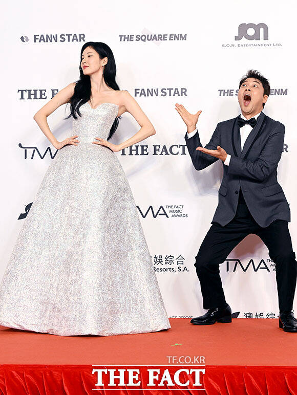 <더팩트>가 주최하고 팬앤스타와 더스퀘어이엔엠이 주관하는 2025 더팩트 뮤직 어워즈(THE FACT MUSIC AWARDS, TMA)가 20일 오후 마카오 아웃도어 퍼포먼스 베뉴에서 열린 가운데 MC를 맡은 전현무와 서현이 레드카펫을 밟고 있다. /배정한 기자