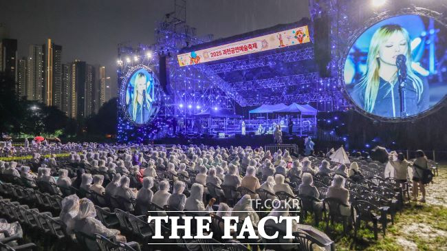 과천공연예술축제 개막식에서 가수 카디가 공연하고 있다. /과천시