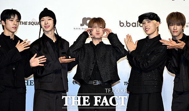 <더팩트>가 주최하고 팬앤스타와 더스퀘어이엔엠이 주관하는 2025 더팩트 뮤직 어워즈(THE FACT MUSIC AWARDS, TMA)가 20일 오후 마카오 아웃도어 퍼포먼스 베뉴에서 열린 가운데 그룹 넥스지(NEXZ)의 소 건, 토모야, 유키, 휴이, 세이타(왼쪽부터)가 레드카펫을 밟고 있다. /마카오=이효균 기자