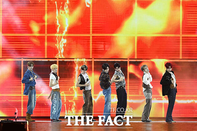 <더팩트>가 주최하고 팬앤스타와 더스퀘어이엔엠이 주관하는 2025 더팩트 뮤직 어워즈(THE FACT MUSIC AWARDS, TMA)가 20일 오후 마카오 아웃도어 퍼포먼스 베뉴에서 열린 가운데 그룹 클로즈 유어 아이즈(CLOSE YOUR EYES)의 김성민과 켄신, 서경배, 장여준, 마징시앙, 송승호, 전민욱(왼쪽부터)이 화려한 무대를 펼치고 있다. /마카오=서예원 기자