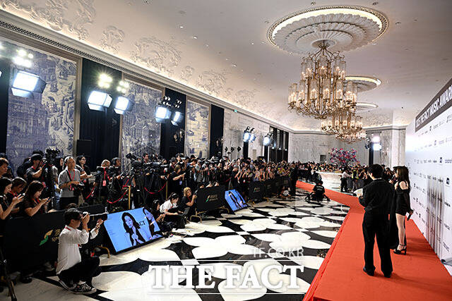 그룹 에스파(aespa)의 윈터와 카리나, 닝닝, 지젤이 레드카펫을 밟고 있다.