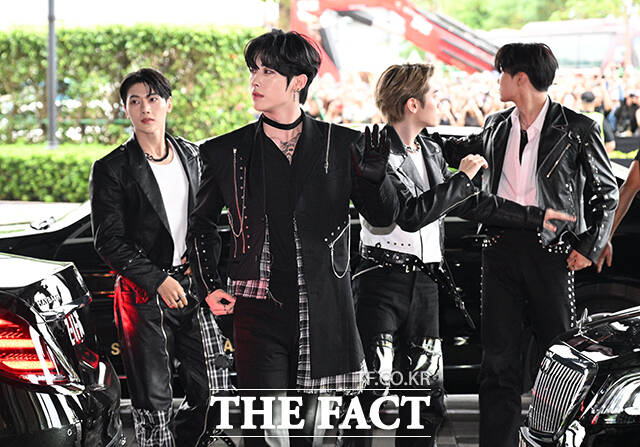 <더팩트>가 주최하고 팬앤스타와 더스퀘어이엔엠이 주관하는 2025 더팩트 뮤직 어워즈(THE FACT MUSIC AWARDS, TMA)가 20일 오후 마카오 아웃도어 퍼포먼스 베뉴에서 열린 가운데 그룹 제로베이스원(ZEROBASEONE)이 손을 흔들고 있다. /마카오=박헌우 기자