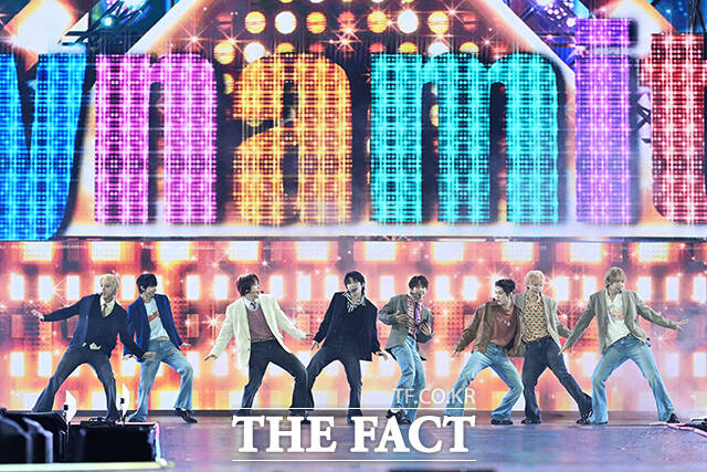 <더팩트>가 주최하고 팬앤스타와 더스퀘어이엔엠이 주관하는 2025 더팩트 뮤직 어워즈(THE FACT MUSIC AWARDS, TMA)가 20일 오후 마카오 아웃도어 퍼포먼스 베뉴에서 열린 가운데 그룹 아홉(AHOF)이 화려한 무대를 펼치고 있다. /마카오=서예원 기자