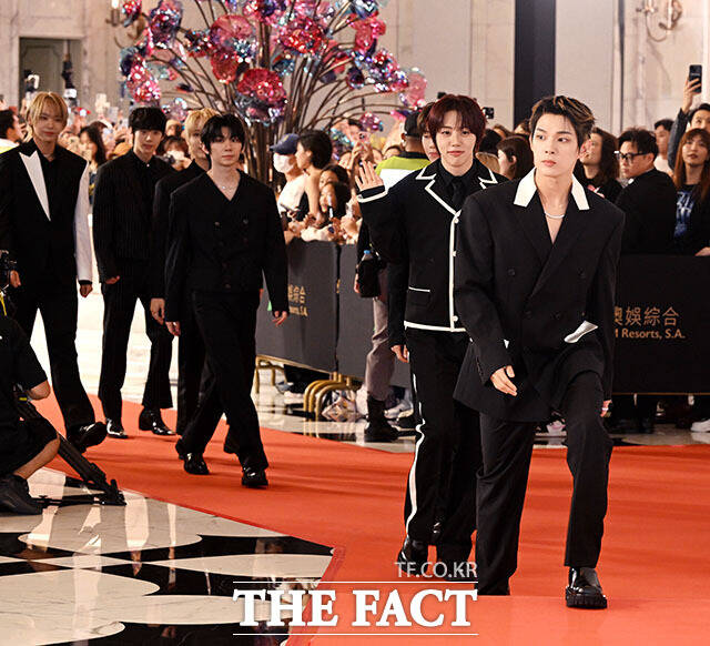 그룹 아홉(AHOF)이 레드카펫을 밟고 있다. /배정한 기자
