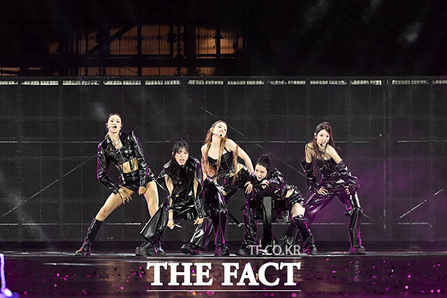 <더팩트>가 주최하고 팬앤스타와 더스퀘어이엔엠이 주관하는 2025 더팩트 뮤직 어워즈(THE FACT MUSIC AWARDS, TMA)가 20일 오후 마카오 아웃도어 퍼포먼스 베뉴에서 열린 가운데 그룹 미야오가 화려한 무대를 펼치고 있다. /마카오=서예원 기자