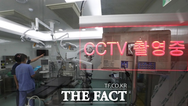 정부가 유령·대리 수술을 근절하기 위해 수술에 참여한 의료인과 수술 방법·내용을 의무적으로 기록하는 방안을 추진한다. 사진은 기사 내용과 무관함. /뉴시스