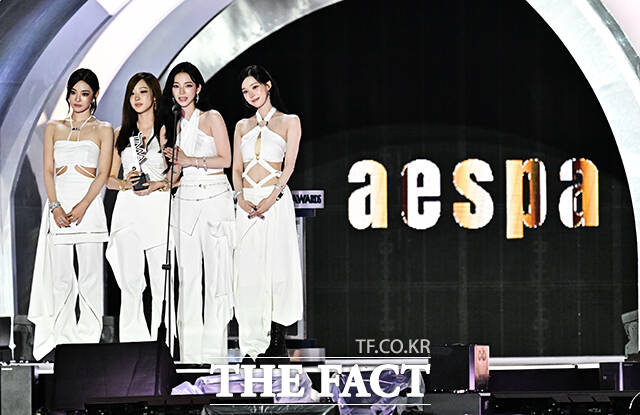 <더팩트>가 주최하고 팬앤스타와 더스퀘어이엔엠이 주관하는 2025 더팩트 뮤직 어워즈(THE FACT MUSIC AWARDS, TMA)가 20일 오후 마카오 아웃도어 퍼포먼스 베뉴에서 열린 가운데 그룹 에스파가 심사위원 특별상을 수상한 뒤 소감을 밝히고 있다. /마카오=배정한 기자