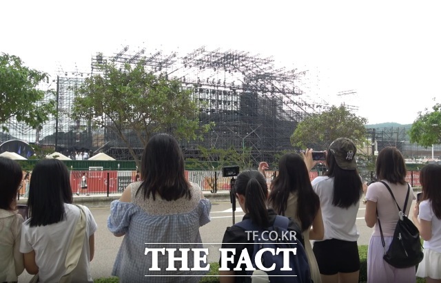 태풍 예보에도 불구하고 미리 공연장에 나와 2025TMA 개최를 기다리고 있는 팬들./마카오=김민지 기자