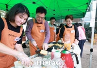  우 의장, '사랑의 친구들' 바자회 참석…넥타이 기증