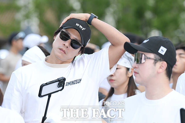 농구선수 우지원(왼쪽).