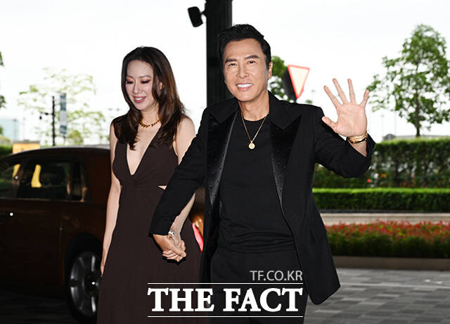 <더팩트>가 주최하고 팬앤스타와 더스퀘어이엔엠이 주관하는 2025 더팩트 뮤직 어워즈(THE FACT MUSIC AWARDS, TMA)가 20일 오후 마카오 아웃도어 퍼포먼스 베뉴에서 열린 가운데 세계적인 액션배우 겸 감독 견자단(오른쪽)과 아내 씨실리아 웡(Cecilia wang)이 손을 흔들고 있다. /마카오=박헌우 기자