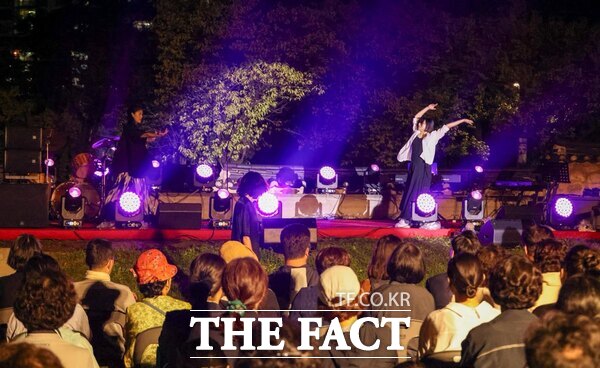 대전 대덕구가 20일 지역 대표 역사인물 김호연재를 주제로 김호연재 선양사업 전문가 학술포럼과 제14회 김호연재 문화축제를 개최했다. 사진은 김호연재 문화축제 공감 콘서트에서 현대무용가 임수정이 춤으로 재해석한 호연재의 삶을 선보이고 있다./대전 대덕구